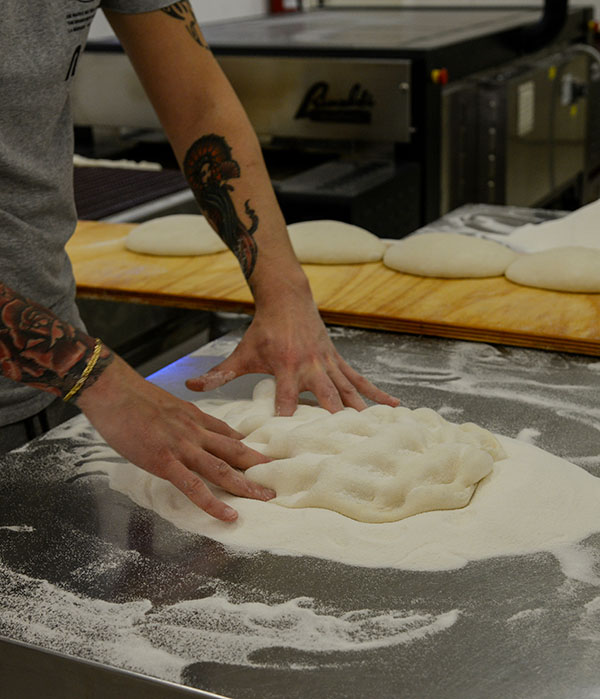 vaccani-pinsa-romana-gallery-3 Preparando la pinsa | Galleria 2 | Vaccani