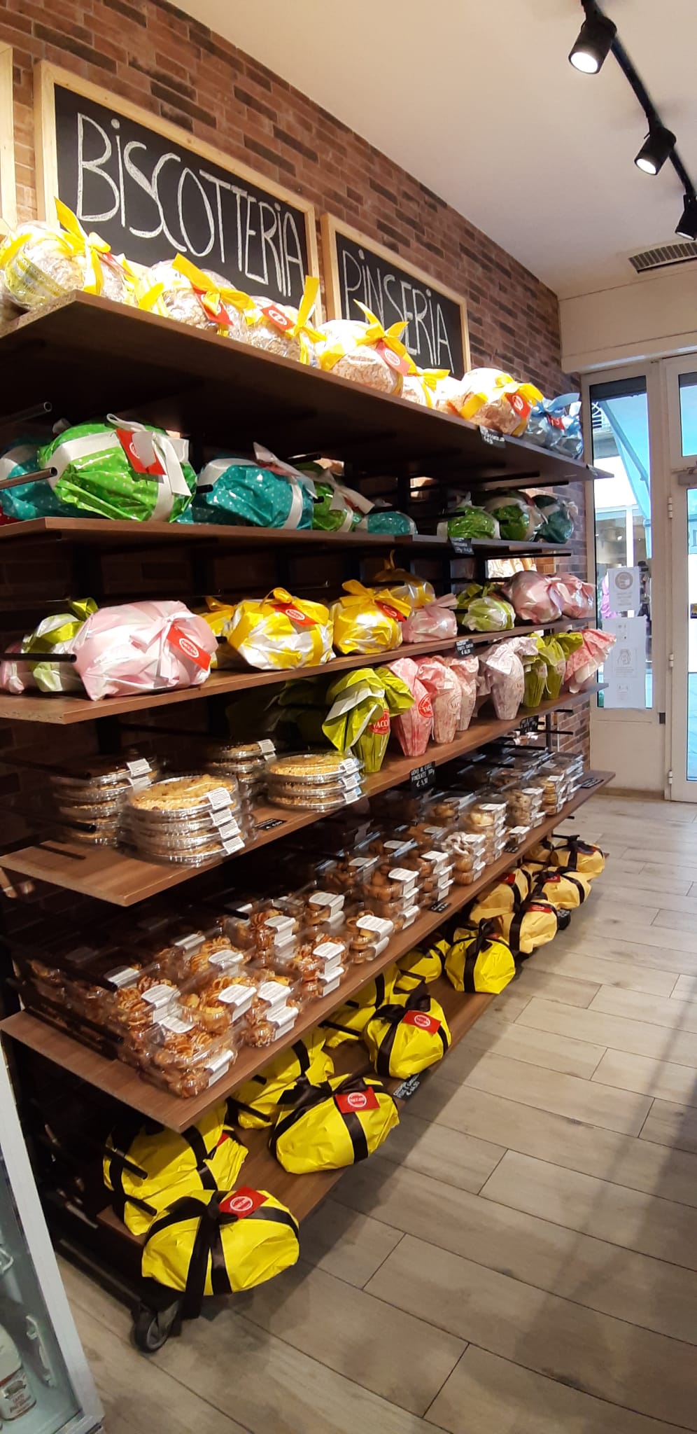 foto-dell’interno-del-negozio-del-forno-vaccani-a-lecco L'interno del negozio del forno | Galleria | Vaccani